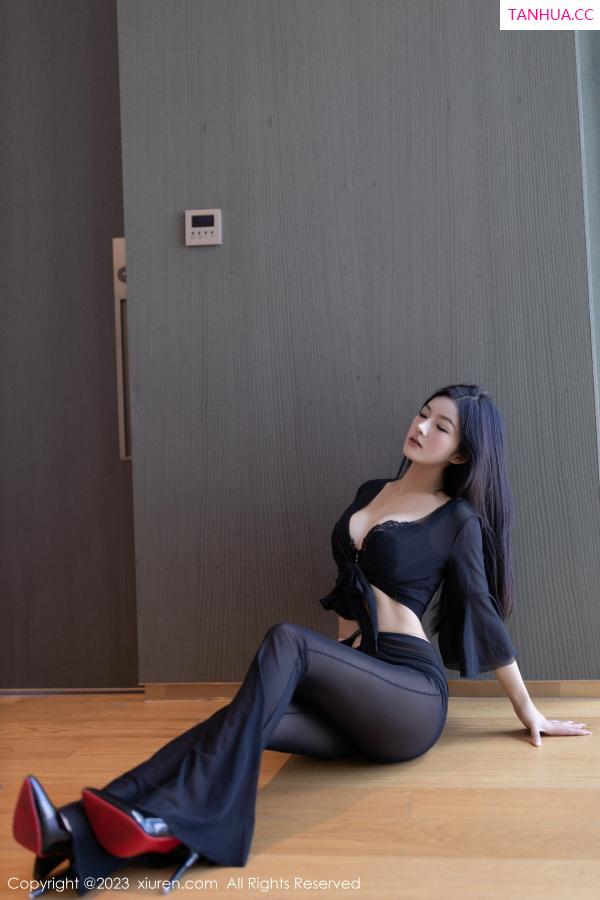   [XiuRen]高清写真图 2023.11.14 No.7660 谭小灵 黑丝美腿第4张图片